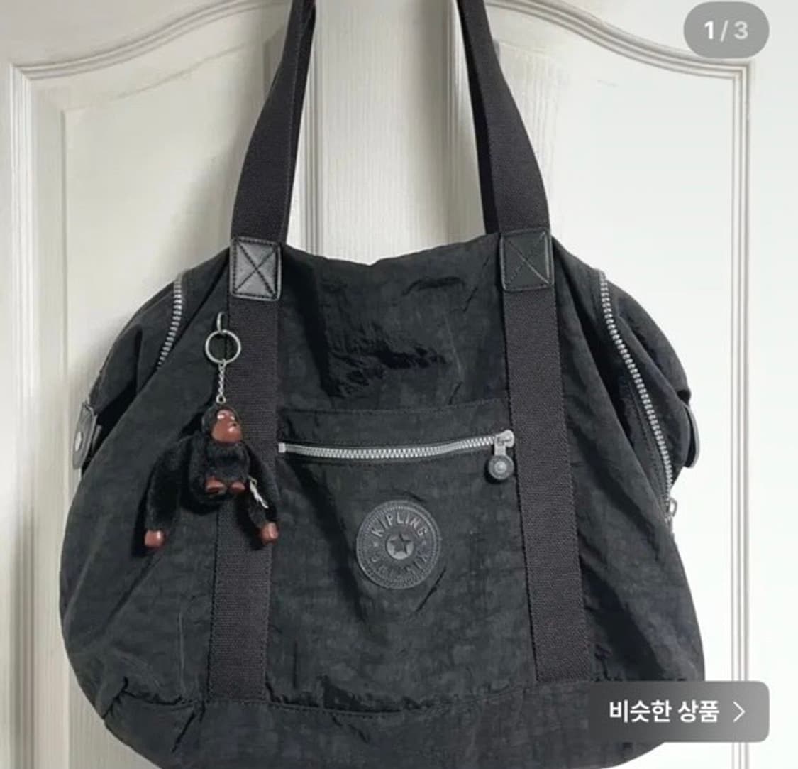 키플링 보부상 숄더백 블랙 (착샷) 상품이미지1