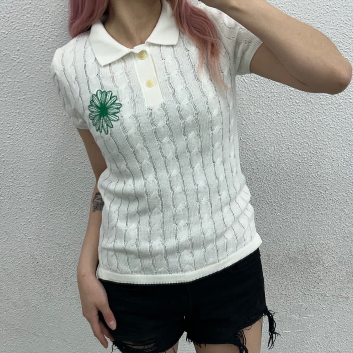 마르디 메르크디 자수 화이트 꽈배기 카라 반팔 니트 상품이미지1