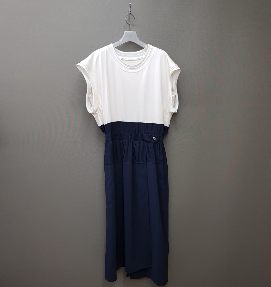 한섬 시스템 2023 투톤 배색 셔링 원피스 88-98-165 상품이미지2