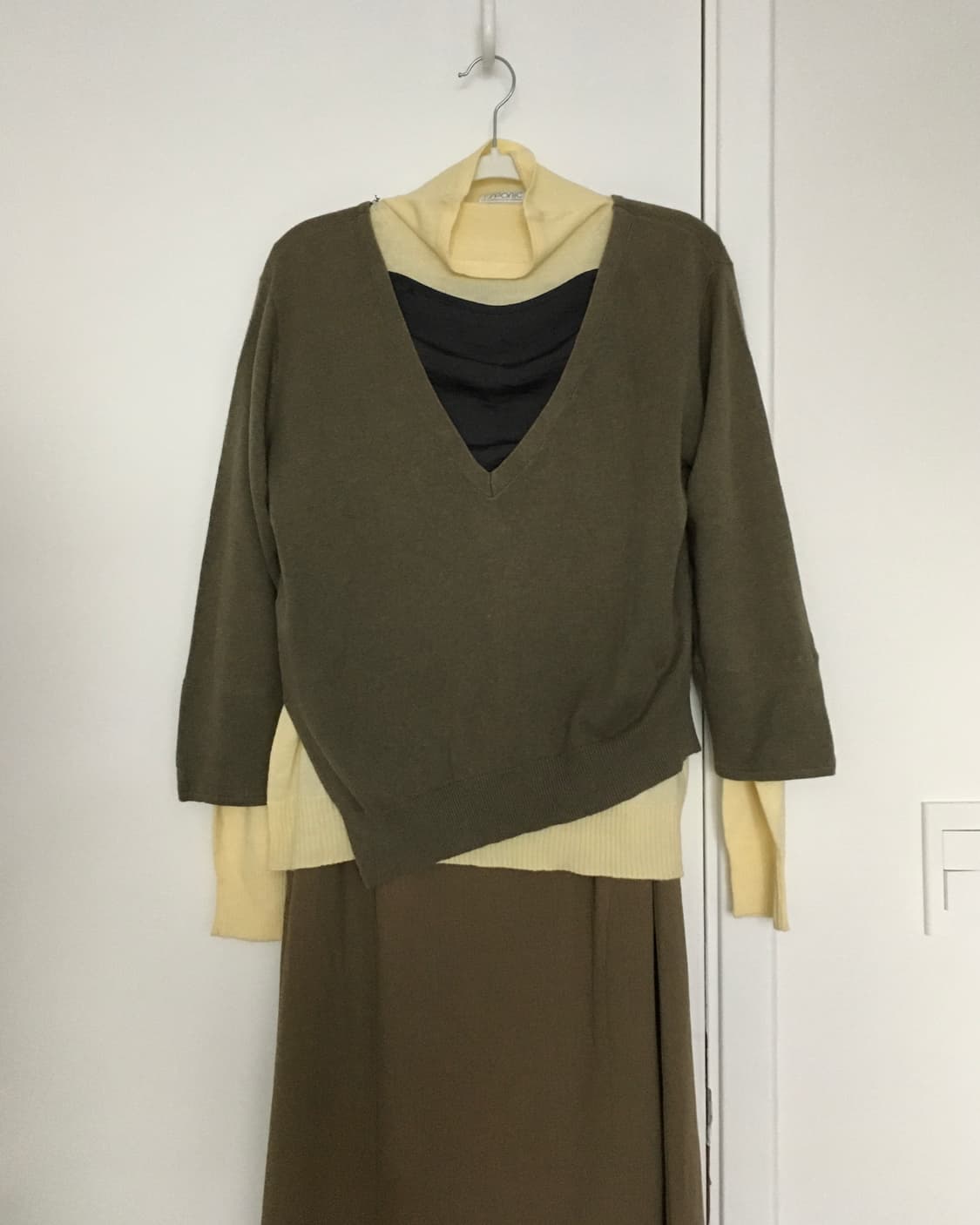 VTG Unbalance Khaki Knit Sweater 상품이미지1