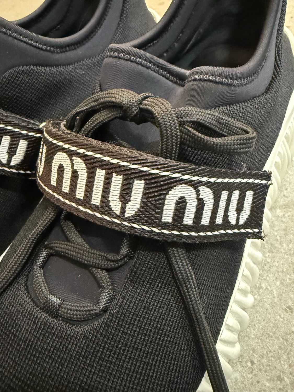 미우미우 로고 테이프 스트레치 스니커즈 38 상품이미지3