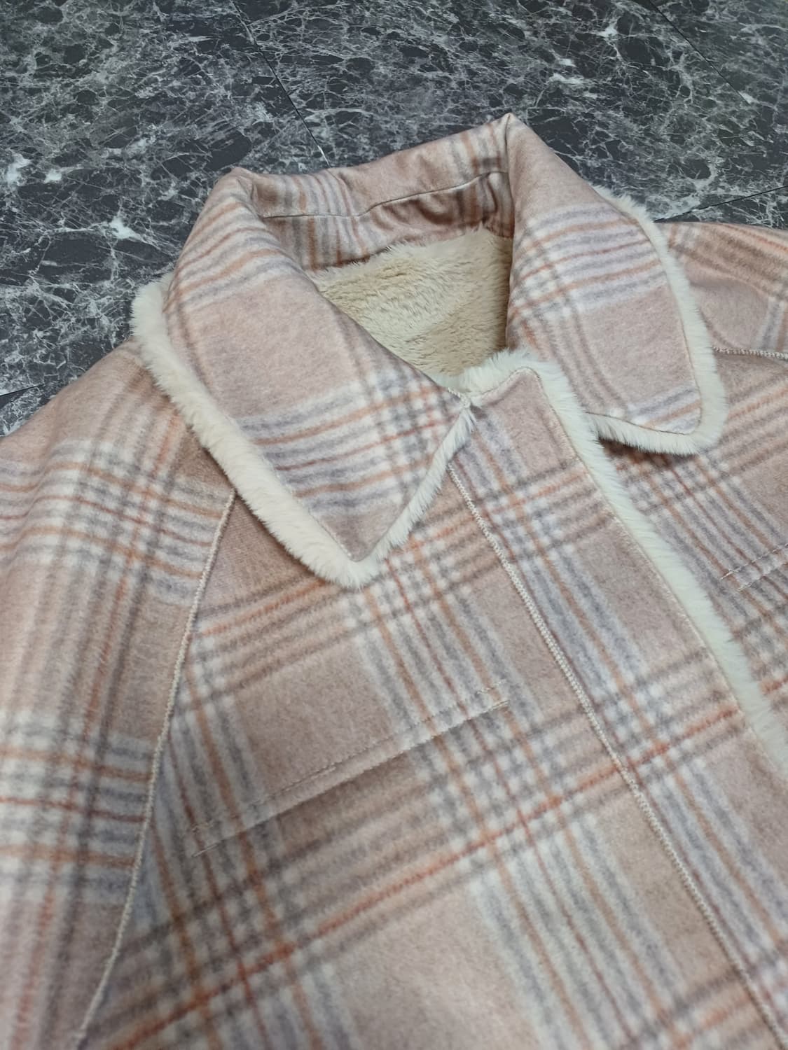 포근한 체크 털자켓 — 겨울 감성 데일리 아우터
 상품이미지5