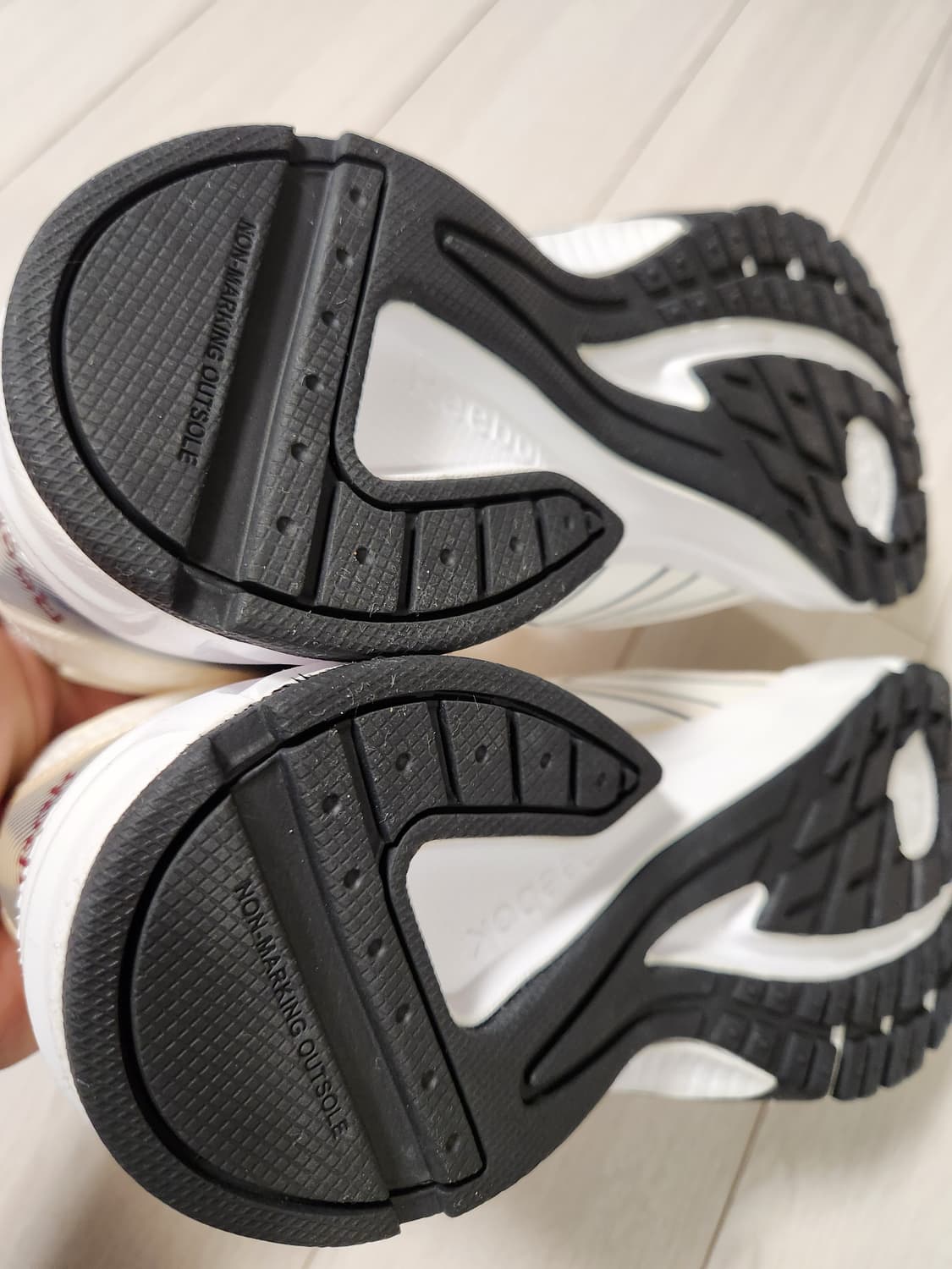 새상품급)리복 런닝화 피한 런4.0 여성운동화 사이즈240

여러 중고사 상품이미지8