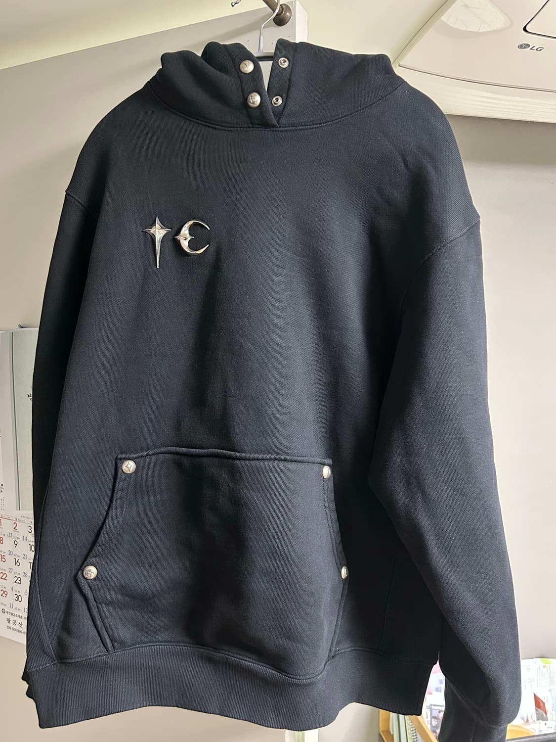 떠그클럽 엠블럼 후드티 상품이미지1