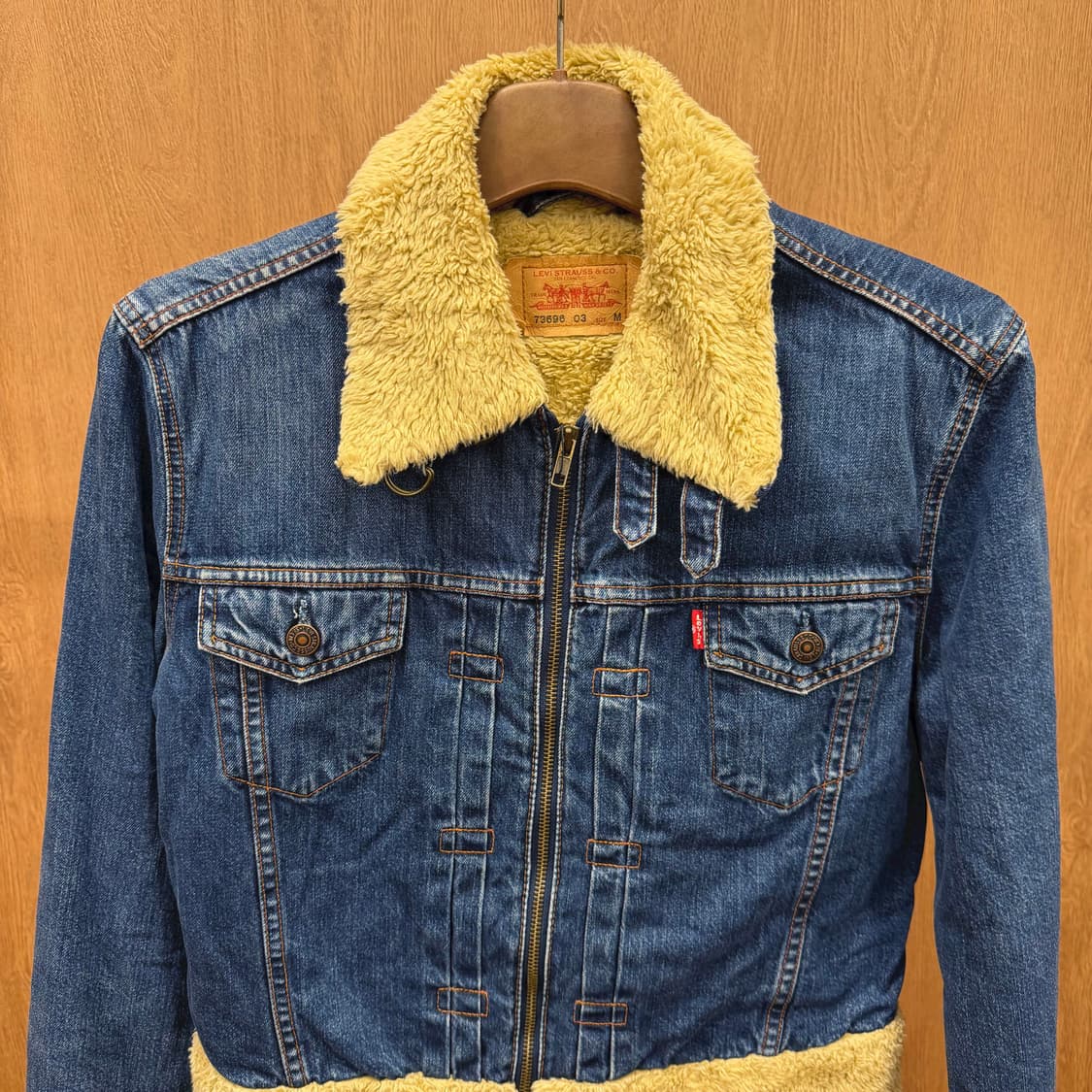 리바이스 데님 자켓 쉐르파 퍼 안감 레드 로고 탭 디테일 레귤러핏 블루 상품이미지4
