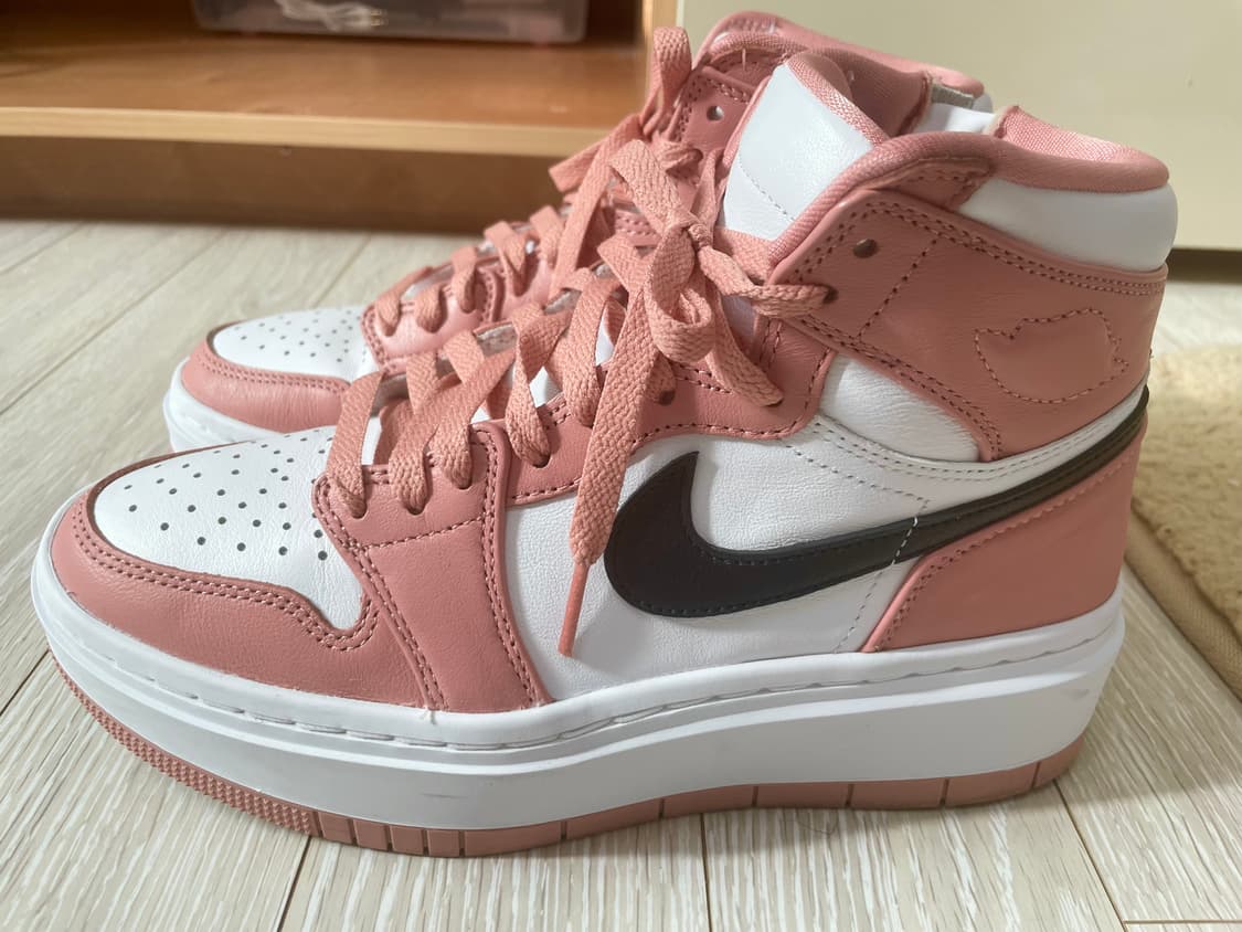 240나이키 에어 조던1 엘리베이트하이 레드스타더스트우먼스 상품이미지1