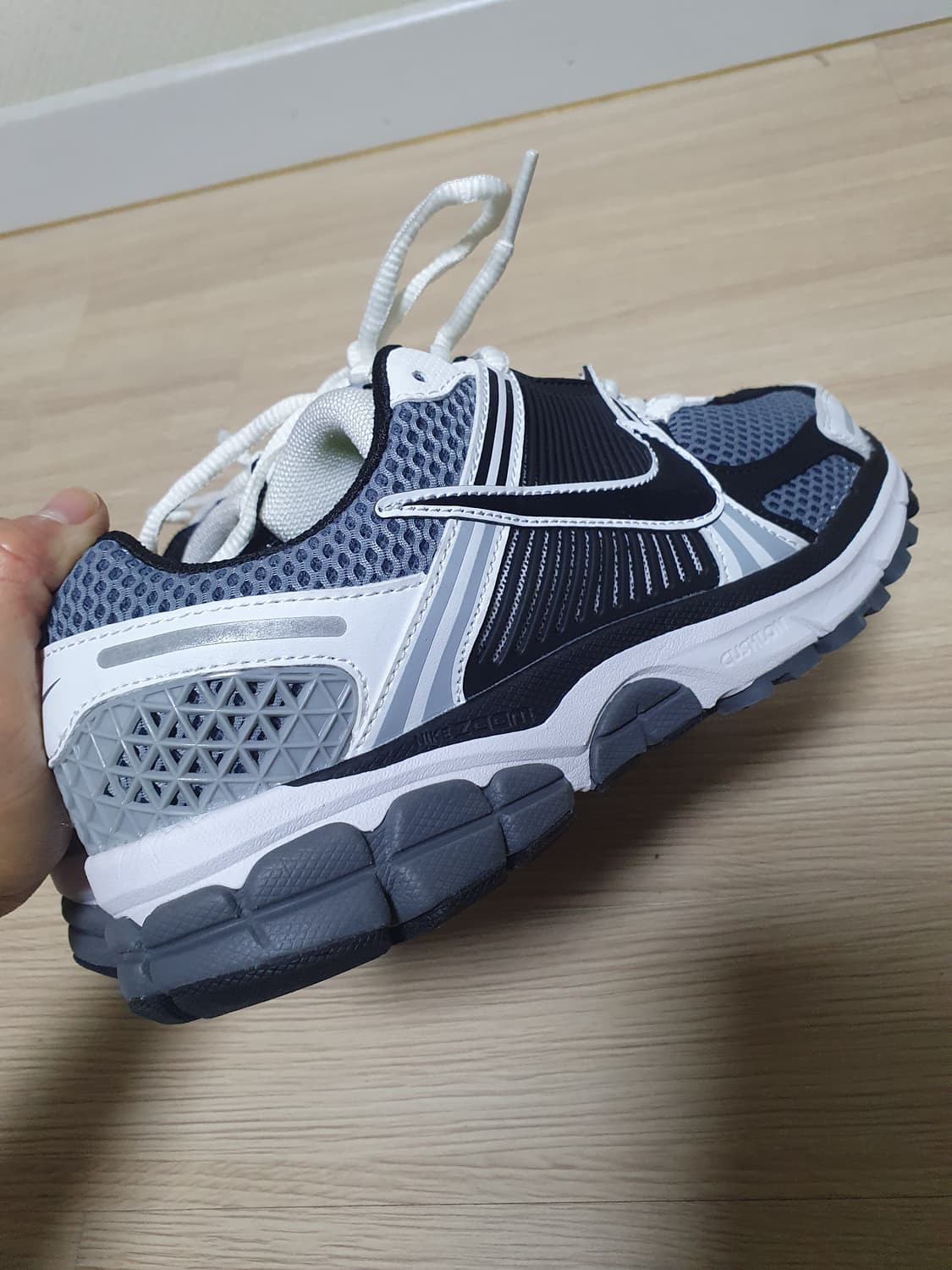 나이키 줌 보메로5 다크 그레이 운동화 255 상품이미지7