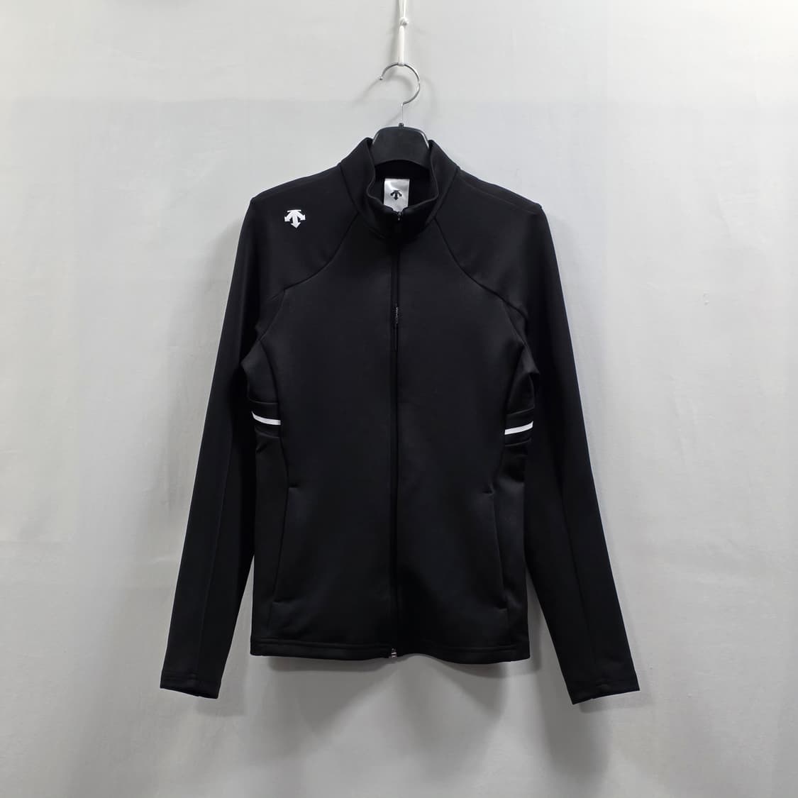 0791 데상트 23ss 블랙 트레이닝 집업 85 상품이미지1