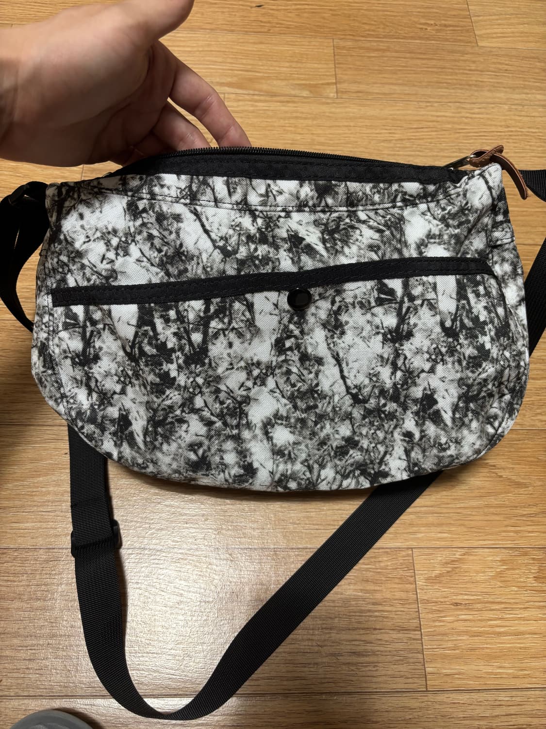 그레고리 반달 백 블랙 화이트 패턴 상품이미지4