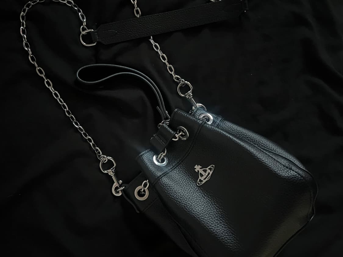 비비안웨스트우드 크리시 버킷백 블랙 상품이미지3