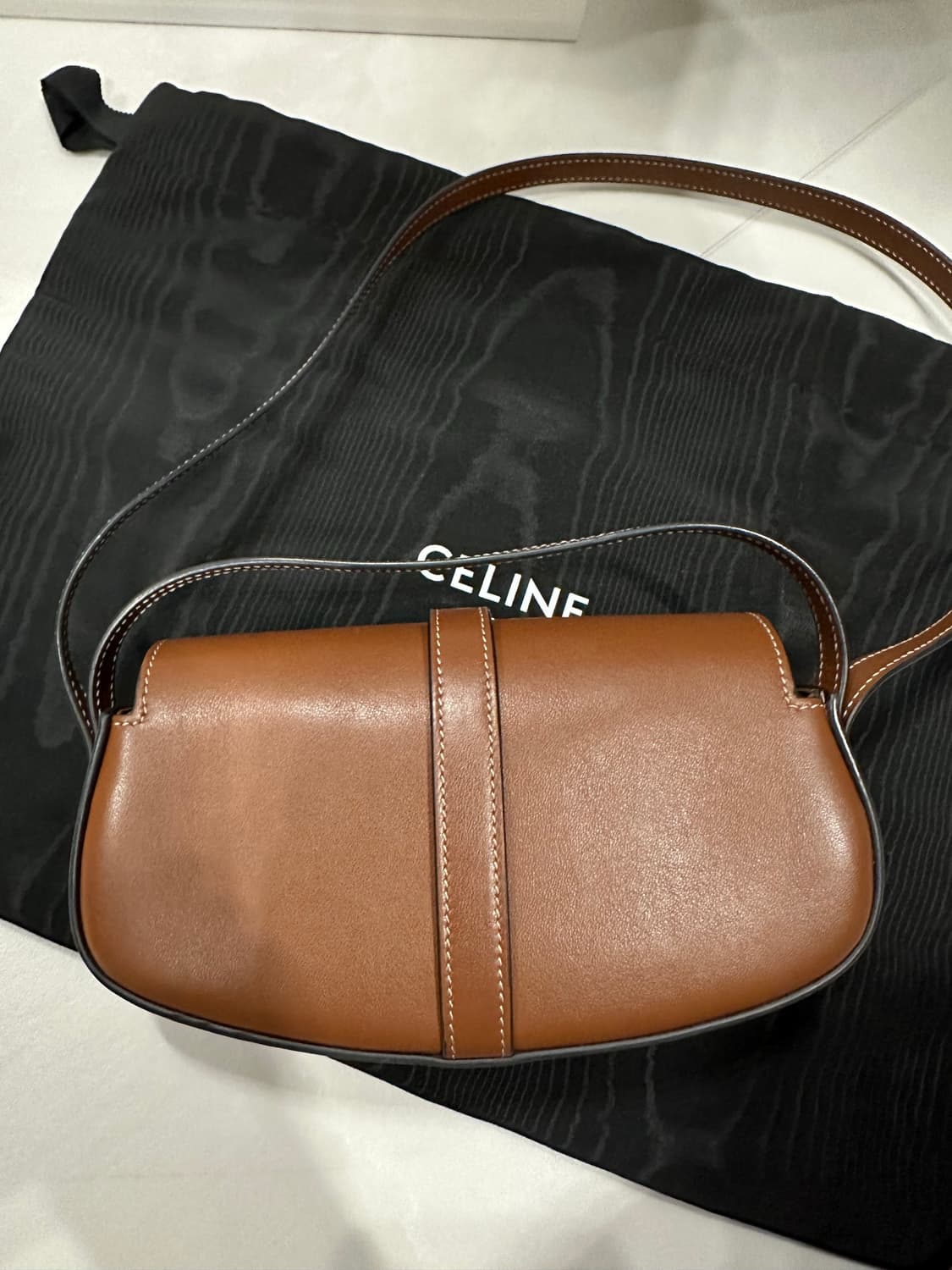 셀린느 스트랩 클러치 탄 컬러 상품이미지8