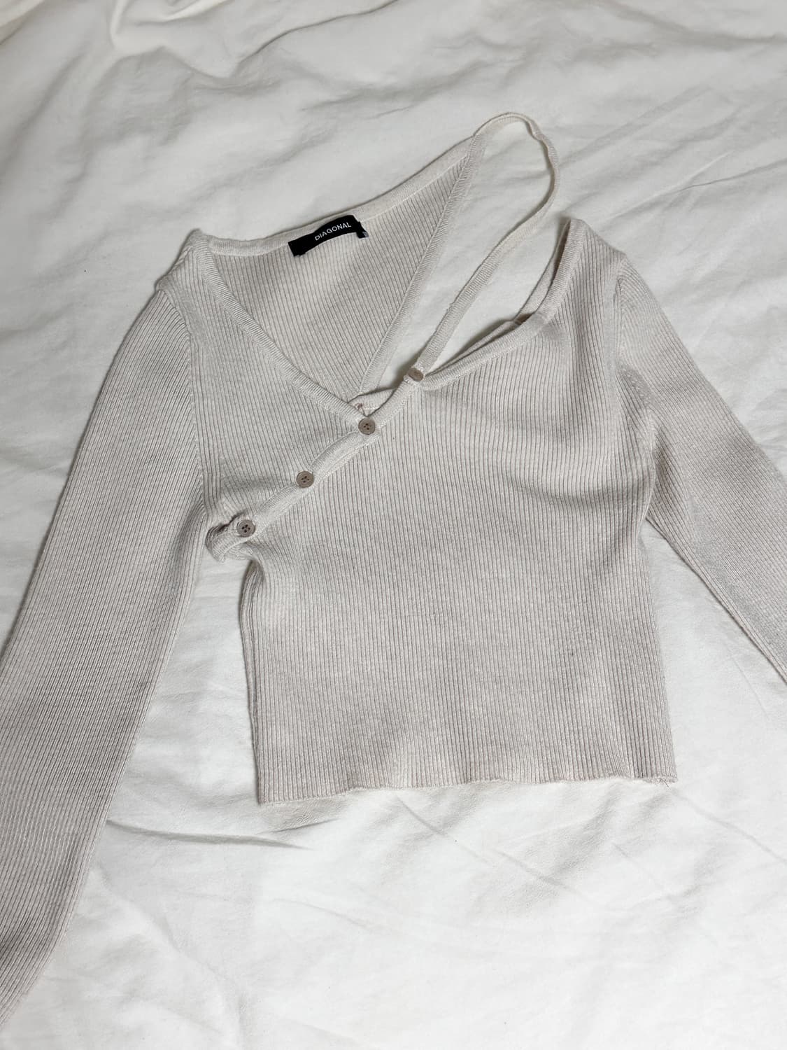 다이애그널 니트 STRAP BUTTON KNIT TOP (ivory) 상품이미지4