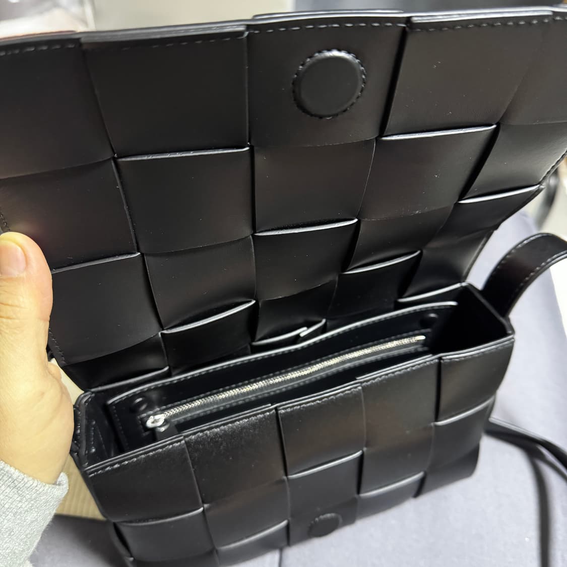 보테가베네타 어반 레더 카세트백 판매합니다. 상품이미지5