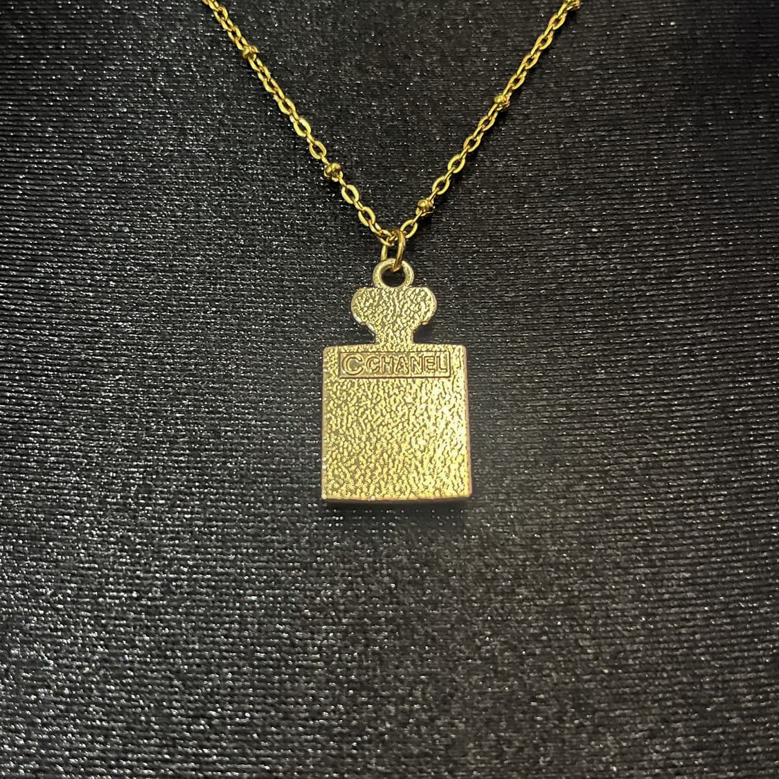 샤넬 퍼퓸 쉐입 골드 업사이클링 목걸이 상품이미지4