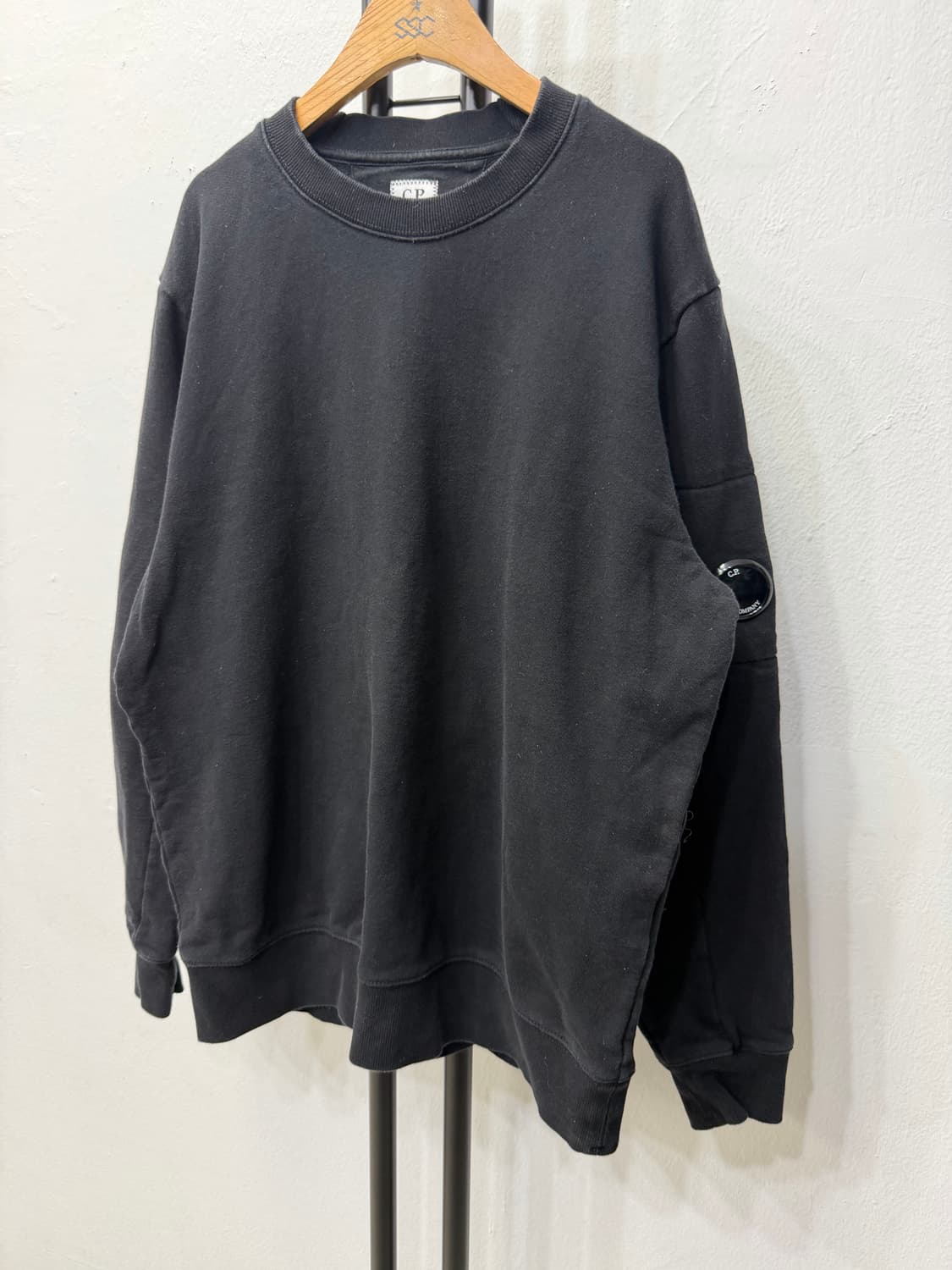 정품) CP컴퍼니 블랙 렌즈 맨투맨 XL 상품이미지3