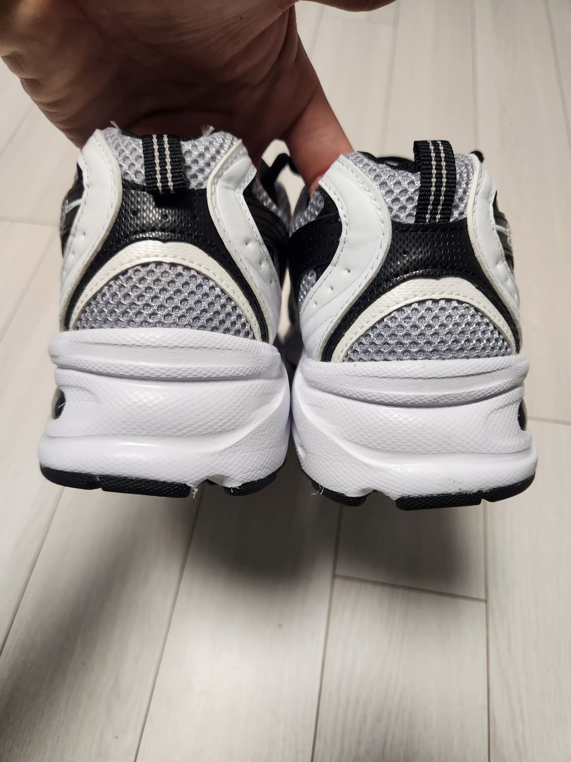 뉴발란스 530 메쉬 운동화 실버 블랙 사이즈275

새거느낌에 오염 하 상품이미지5