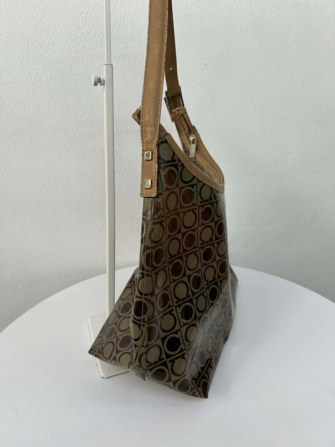 살바토레 페라가모 간치니 PVC 숄더 호보백 상품이미지2