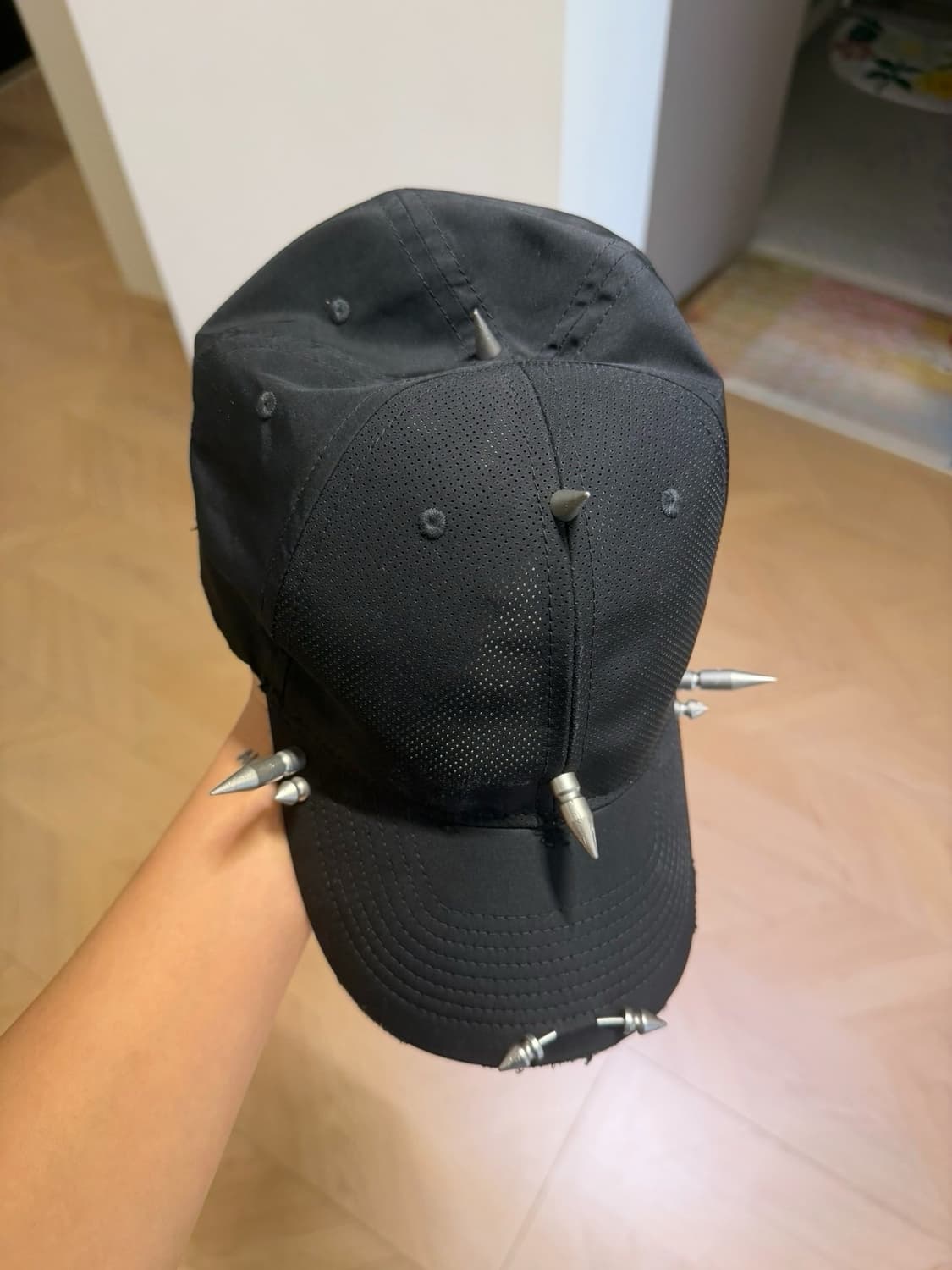 발렌시아가 25ss 퍼포레이티드 스파이크 마스크캡 상품이미지1