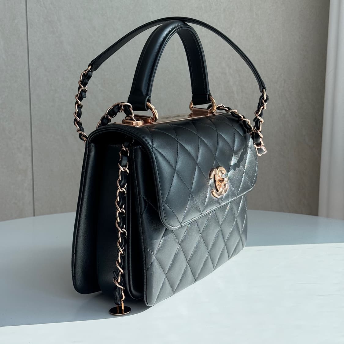 [신품급] 샤넬 트렌디 CC 탑 핸들 스몰 플랩백 블랙 금장 상품이미지3