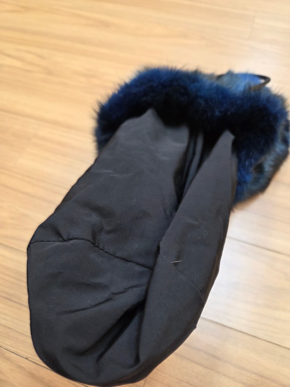 파란색과 검은색 털이 섞여 오묘한 색감을 내는 폭스 퍼 복주머니 가방입니 상품이미지5