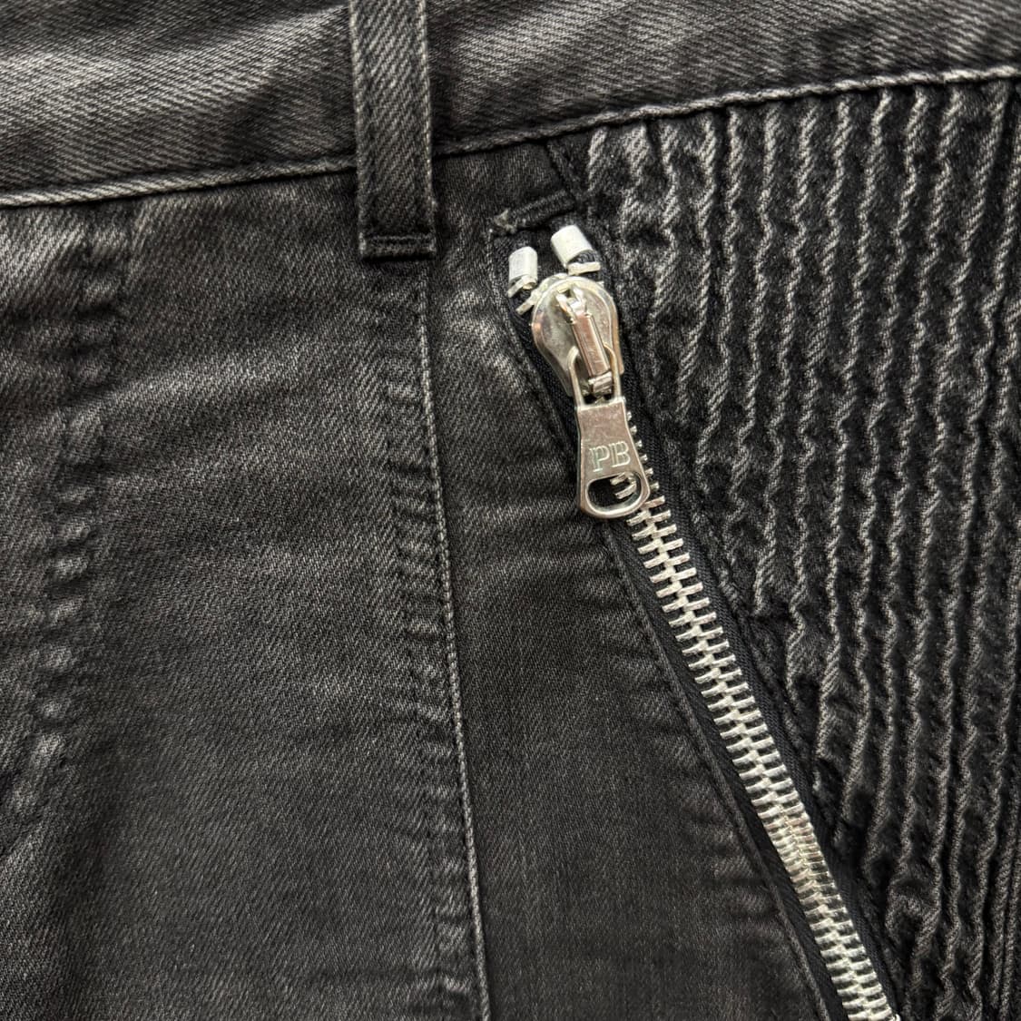 피에르 발망 아코디언 패널 데님 팬츠 지퍼 로고 포인트 블랙 상품이미지5