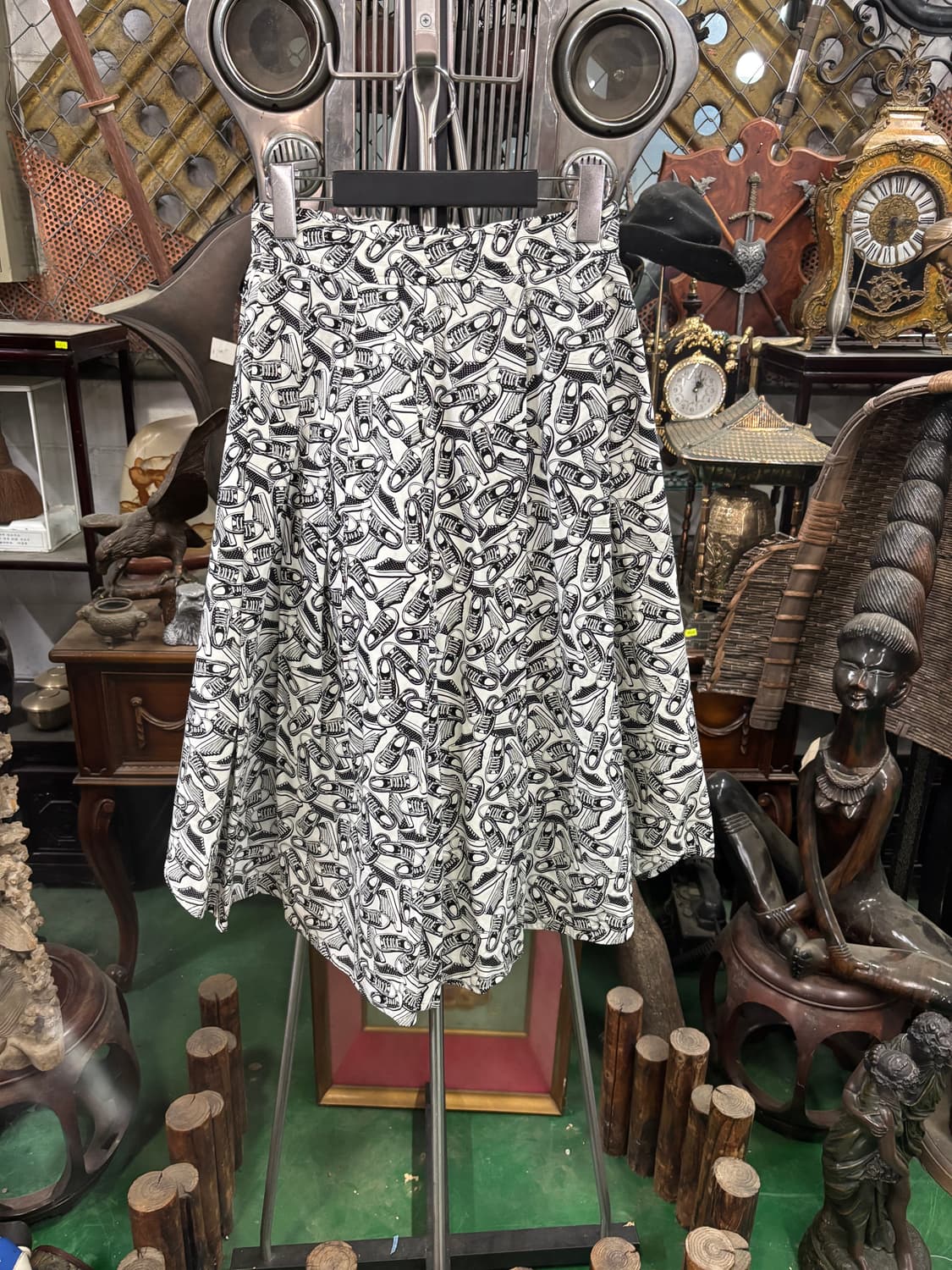 how and what 스니커즈 그래픽 사이드 버튼 플레어 스커트 상품이미지4