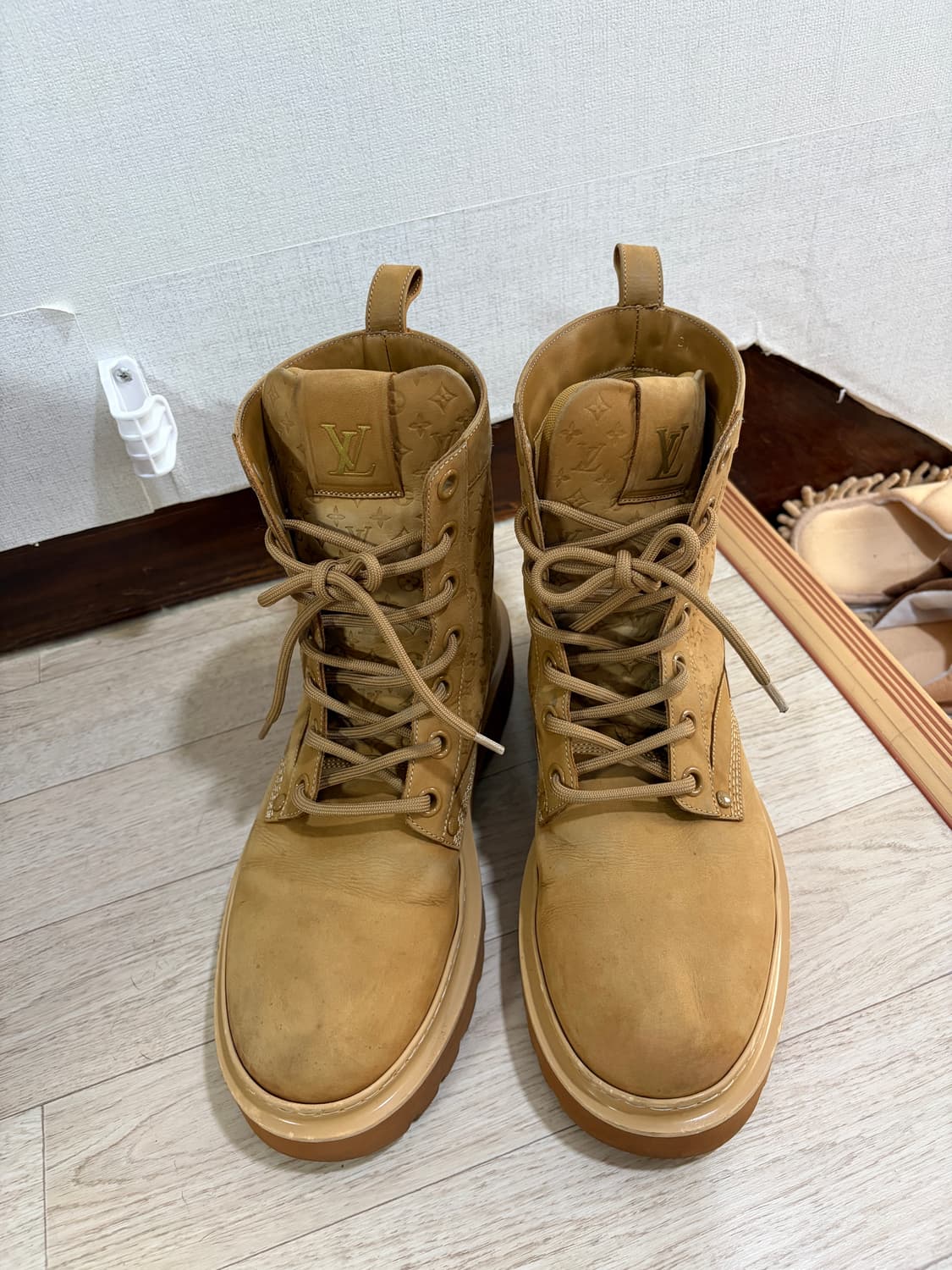 루이비통 LV 레인저 부츠 베이지 9.5사이즈 상품이미지2