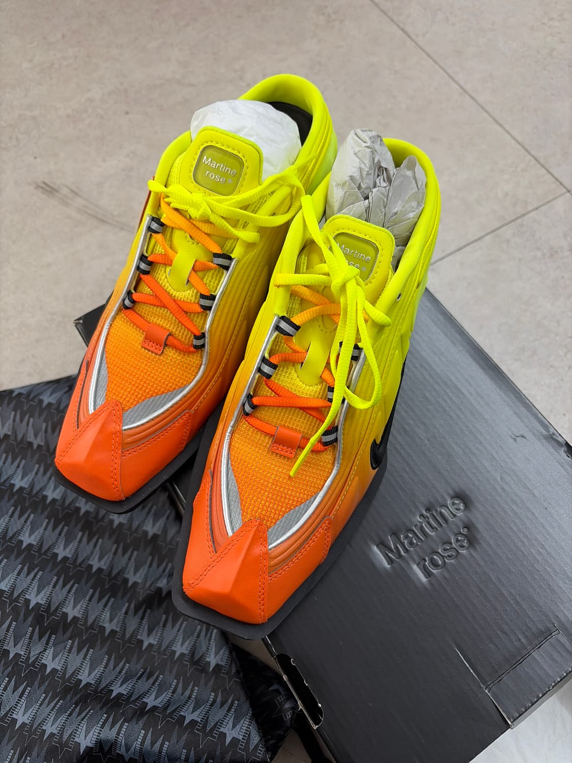 나이키 x 마틴 로즈 샥스 MR4 오렌지 235 상품이미지1