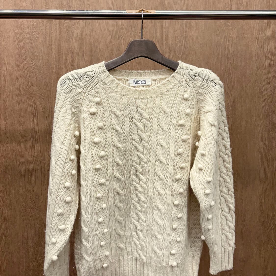 마리오 로시 라운드넥 케이블 긴팔 니트 입체 짜임 보블 디테일 아이보리 상품이미지3