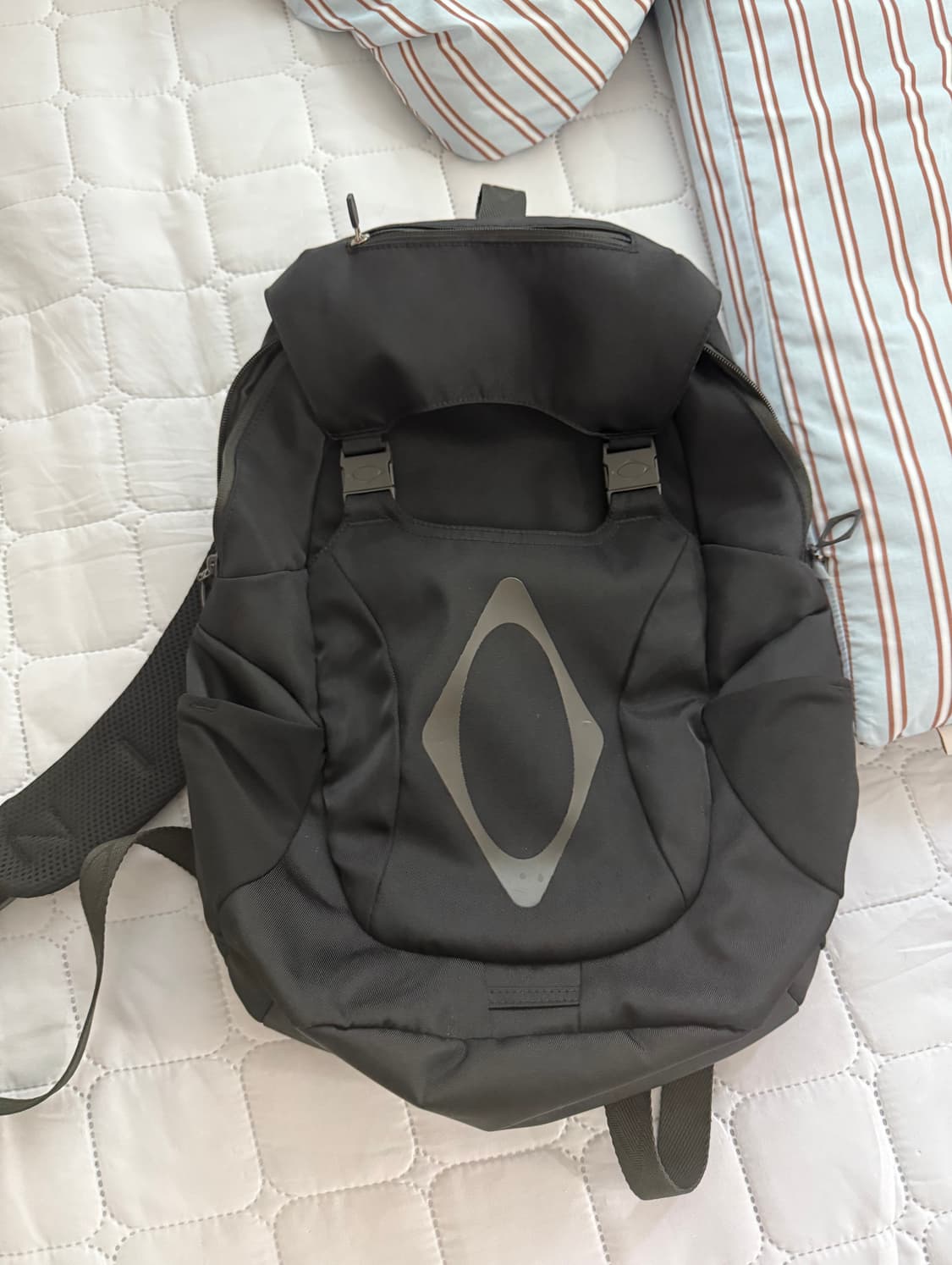 미스치프 버클 플랩 백팩 블랙 상품이미지2