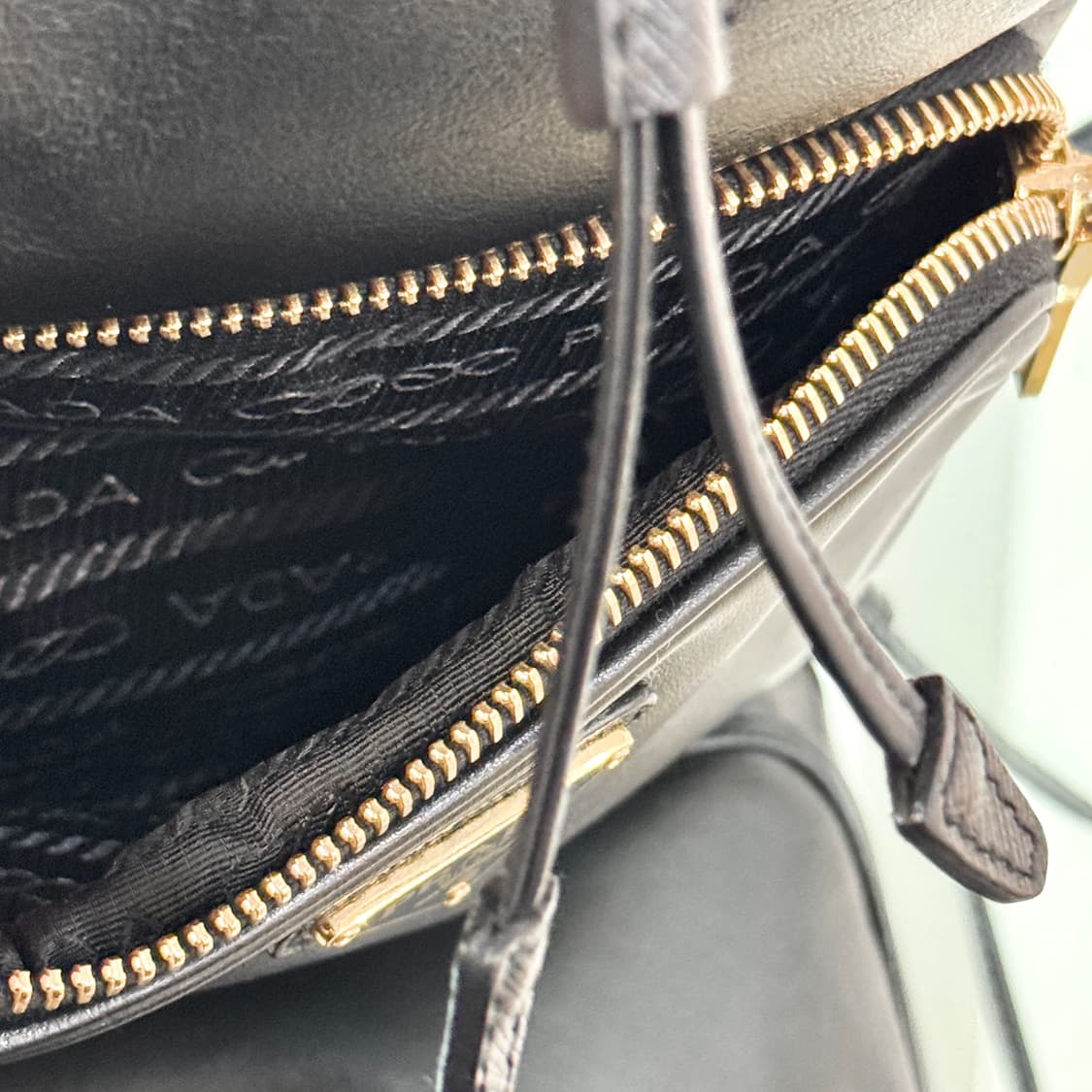 [정품] 프라다 삼각로고 듀엣 레더 버킷백 블랙 1BH038 상품이미지7