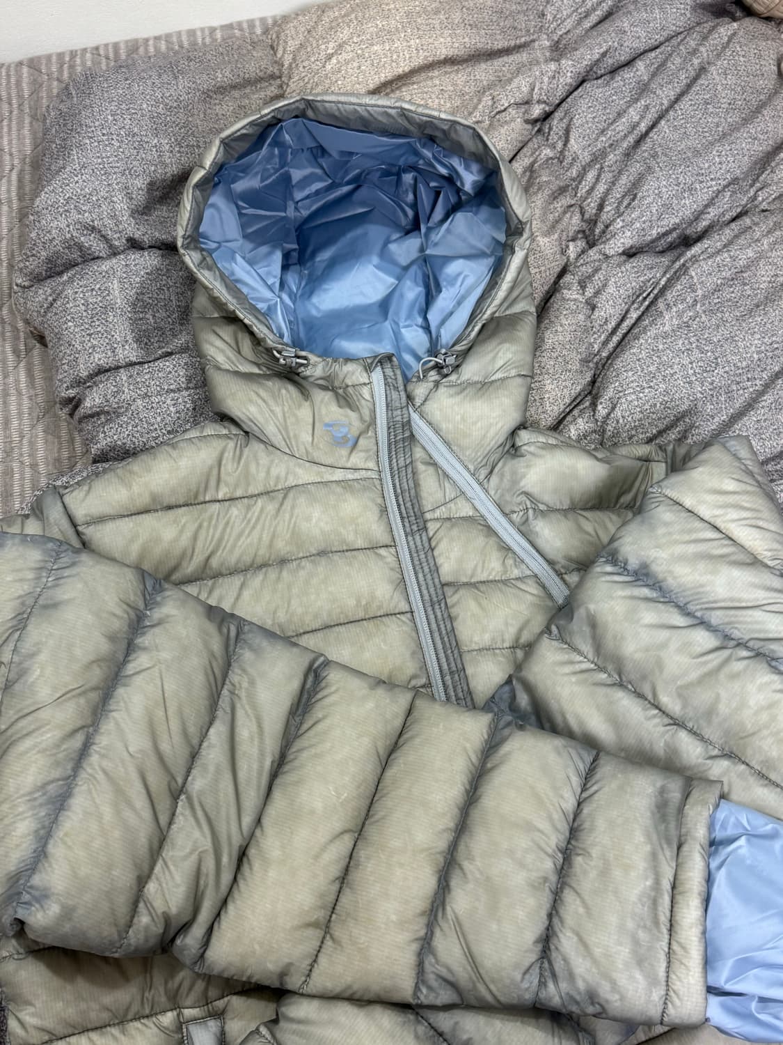 산산기어 서픽스 푸퍼 자켓 그레이_25FW 상품이미지3