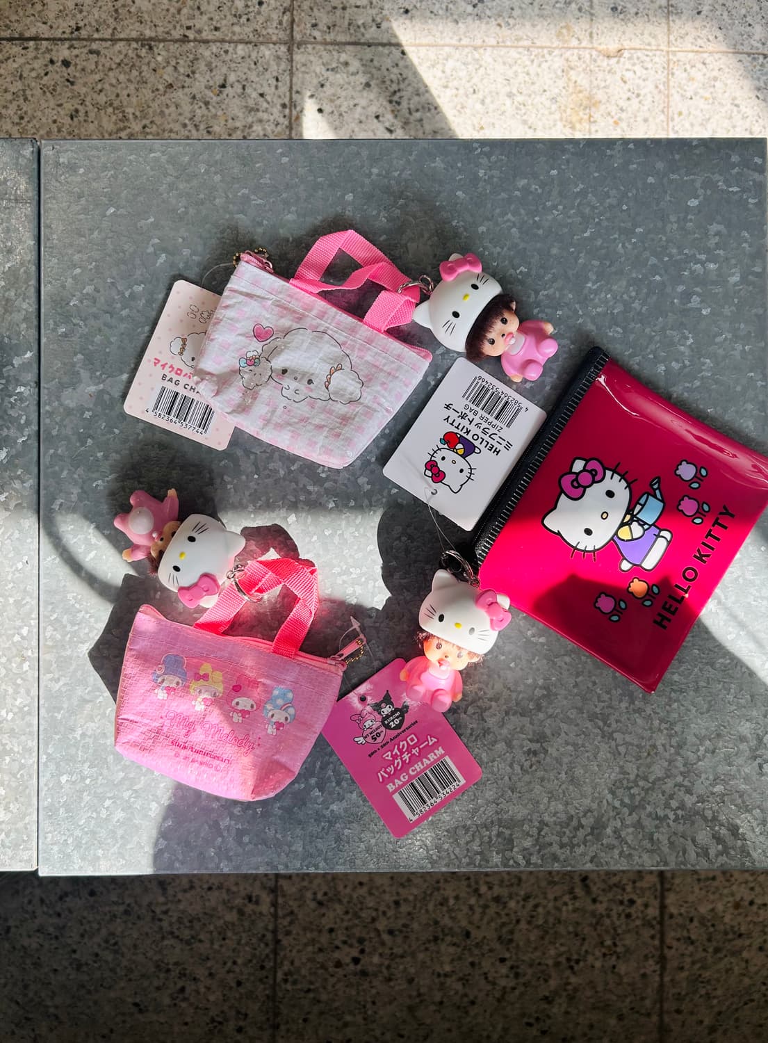 키티 헬멧 + 몬치치 베이비(✔ 앉은 몬치치+red 키티정품지퍼백 세트) 상품이미지3