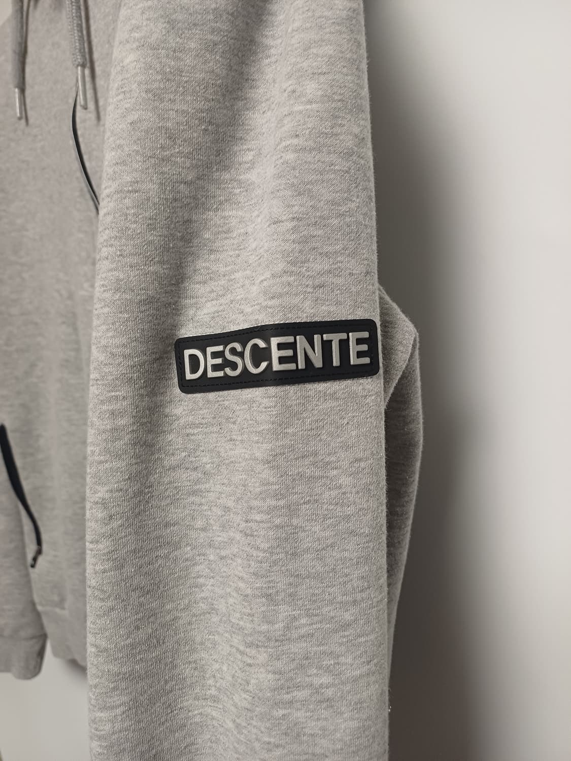 데상트 기능성 트레이닝 후드 집업 (L사이즈/그레이) 상품이미지3