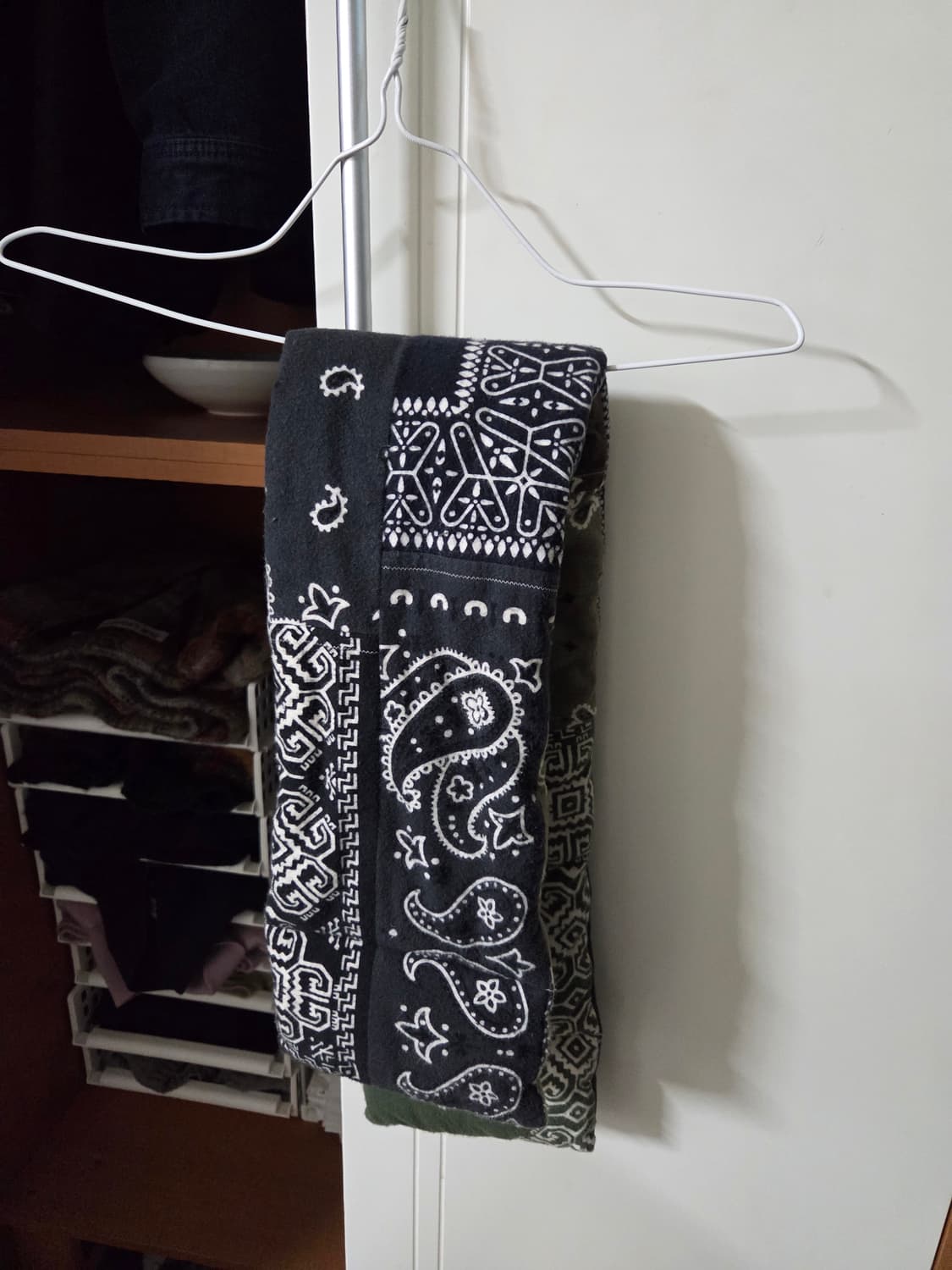 캐피탈 반다나 리버시블 머플러 블랙 카키 팔아요 상품이미지3