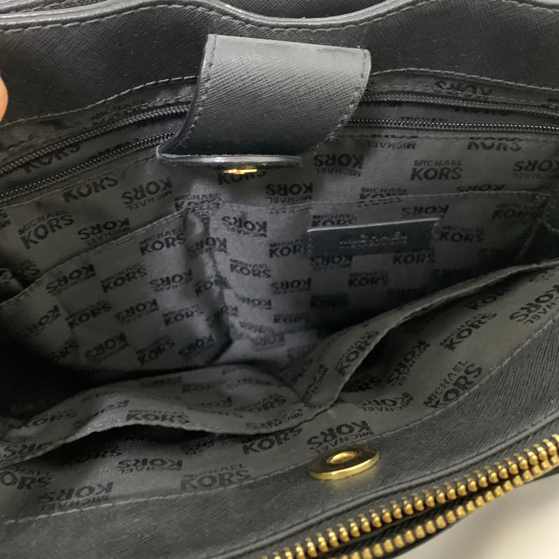 마이클코어스 블랙 레더 금장 숄더 스트랩 토트백 빈티지 가방 상품이미지8