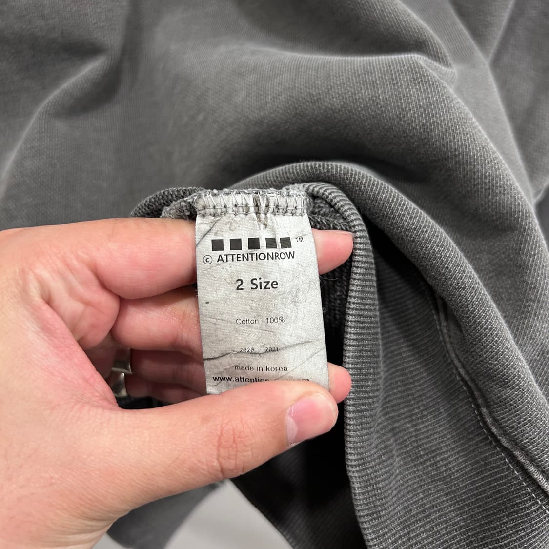 어텐션로우 피그먼트 물나염 오버핏 맨투맨 상품이미지4