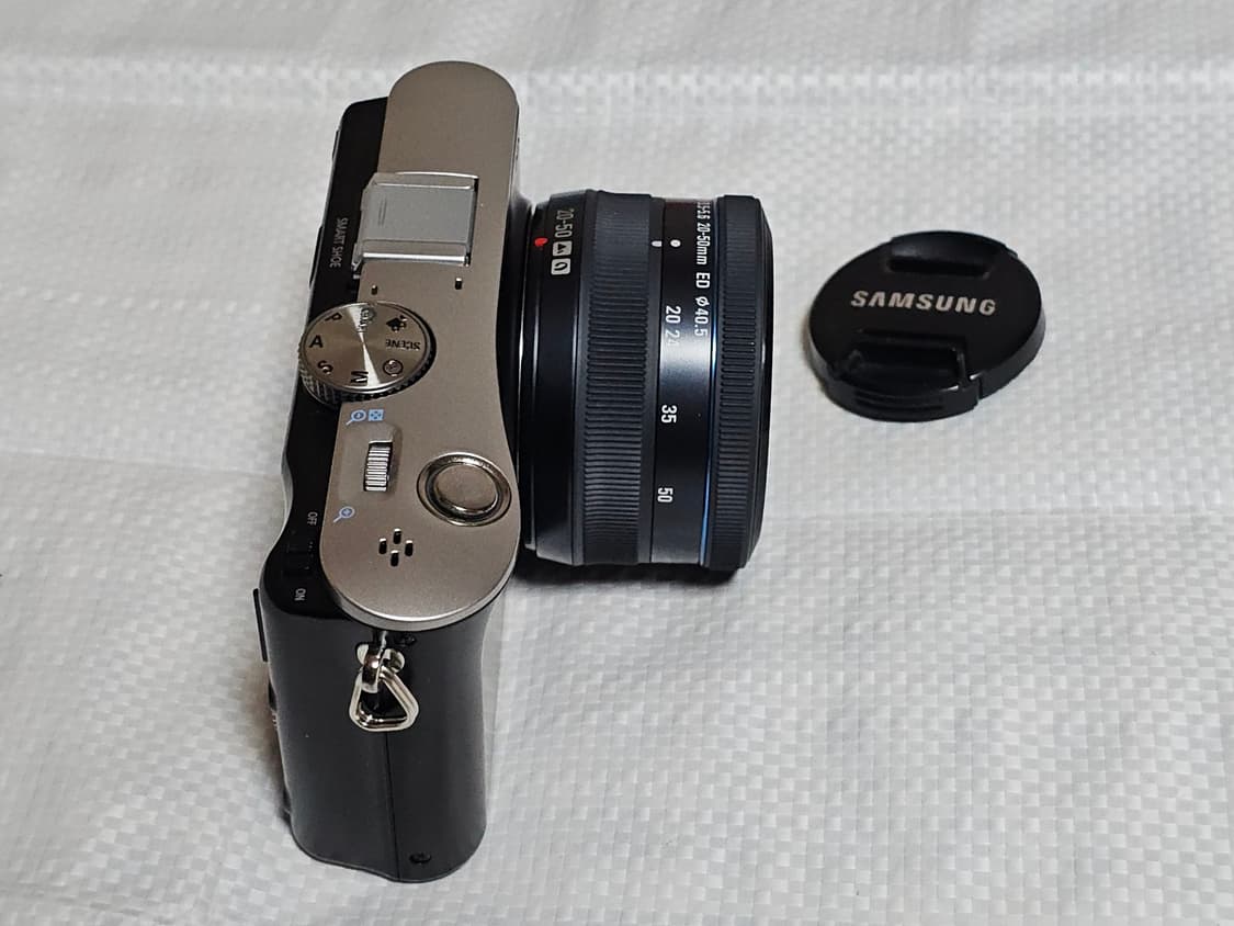 삼성 NX100 미러리스 카메라와 20-50mm 번들 렌즈 상품이미지9