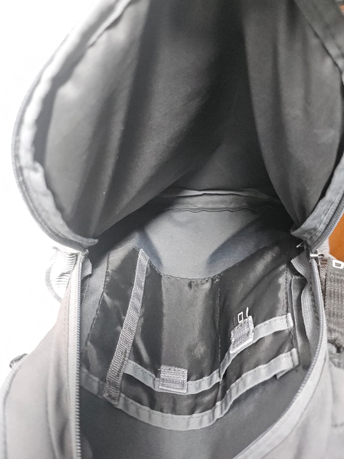 잔스포츠(Jansport) 엔보이 레트로 백팩 회색+검정 ( 33L ) 상품이미지6