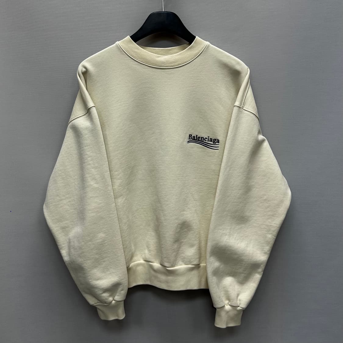 발렌시아가 웨이브로고 자수 로고 맨투맨 (100)  상품이미지4