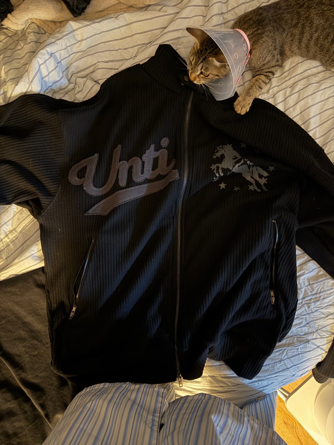 언타이틀서울 바시티 하이넥 집업 블랙 L 상품이미지1