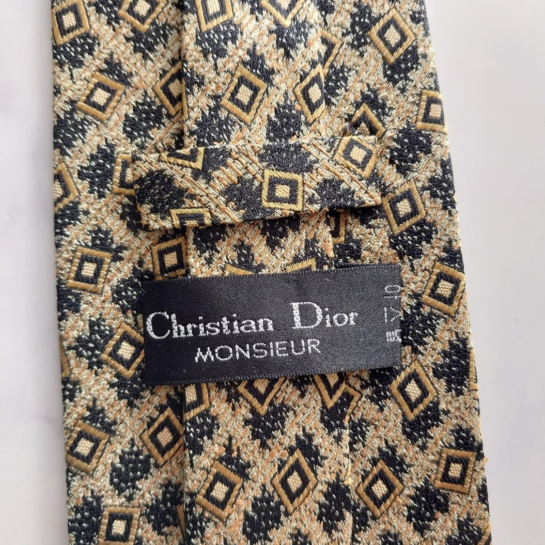 디올 실크 골드&블랙 패턴 넥타이 10.1cm A+등급 K1321
 상품이미지10