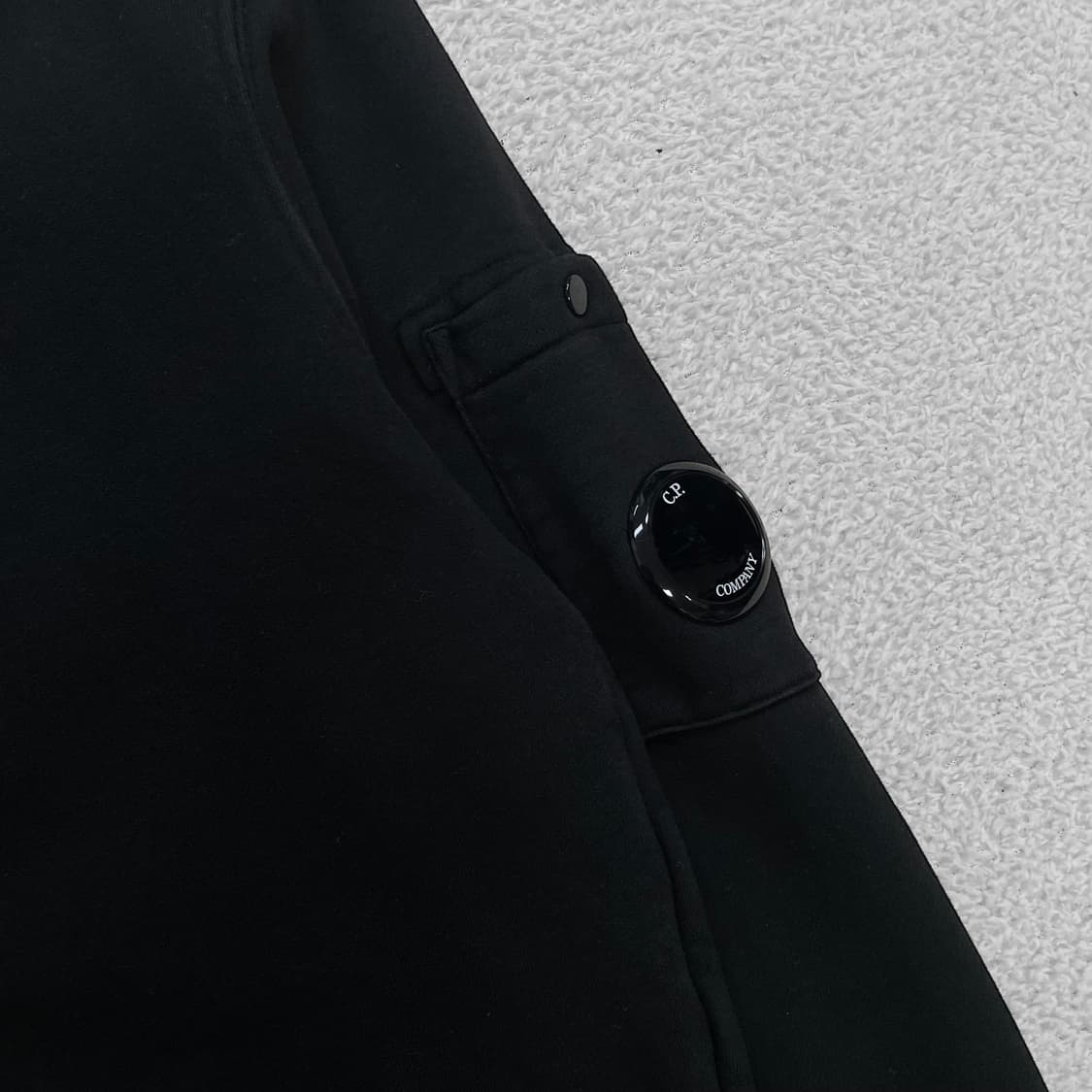 C.P 컴퍼니 렌즈 와펜 크루넥 맨투맨 블랙 상품이미지2