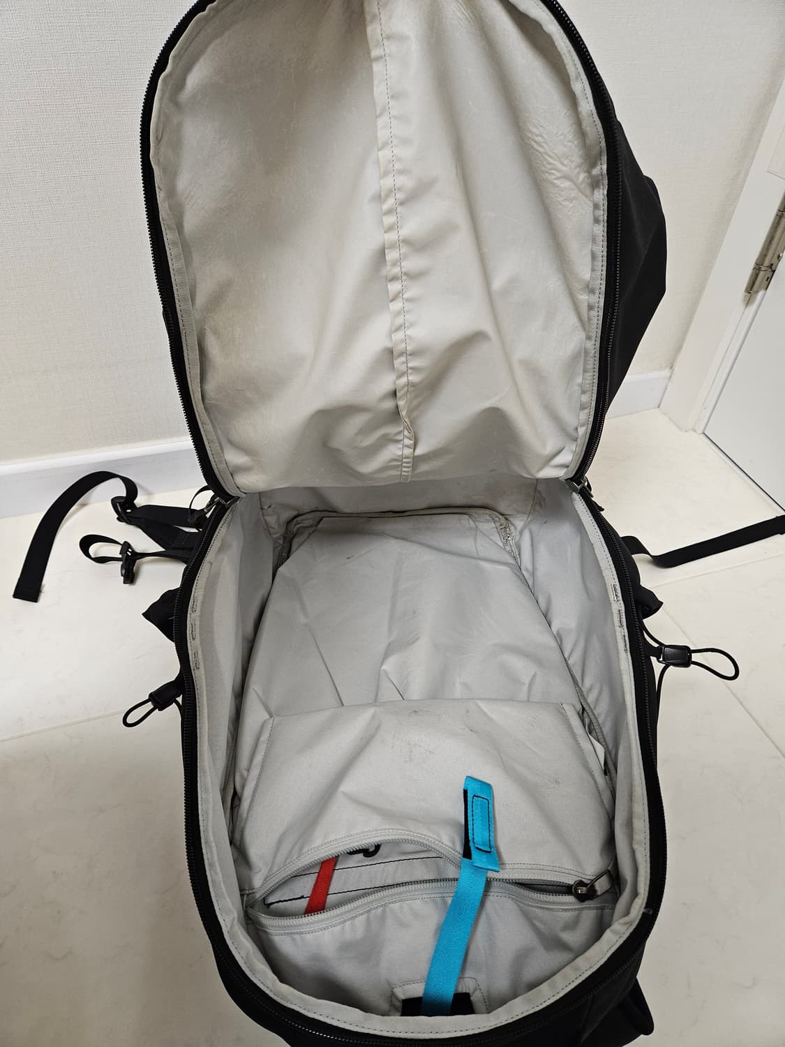 아크테릭스 맨티스 26 블랙 골드 백팩 상품이미지4