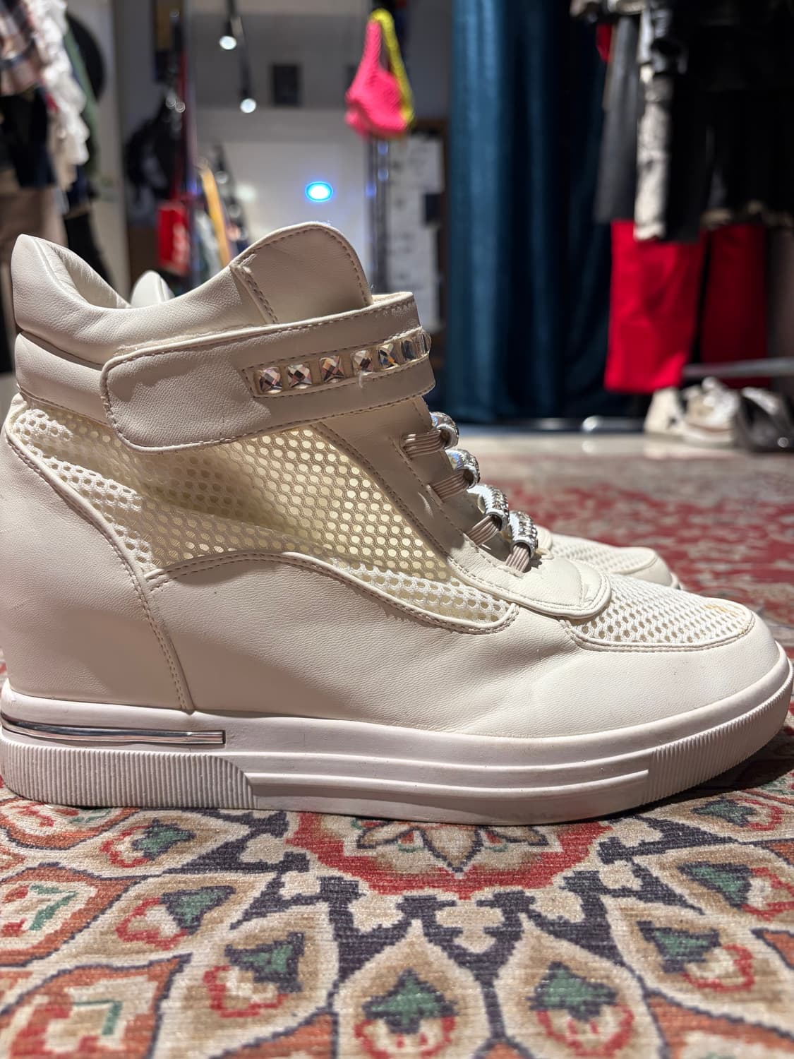 큐빅 화이트 하이탑 스니커즈 상품이미지1