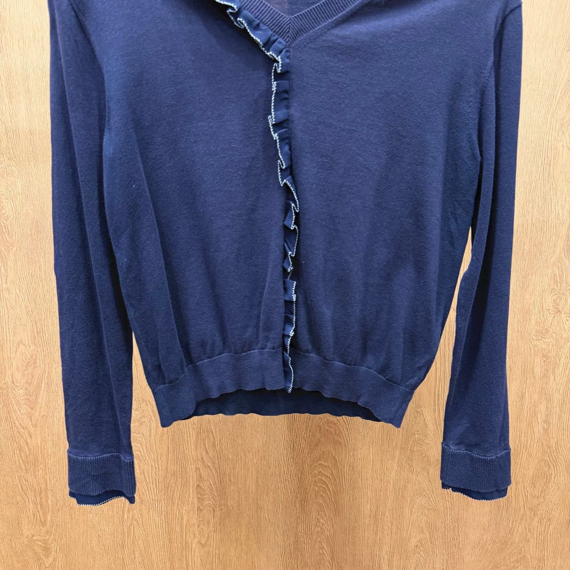 폴스미스 브이넥 코튼 긴팔 니트 프릴 러플 라인 디테일 레귤러핏 네이비 상품이미지4