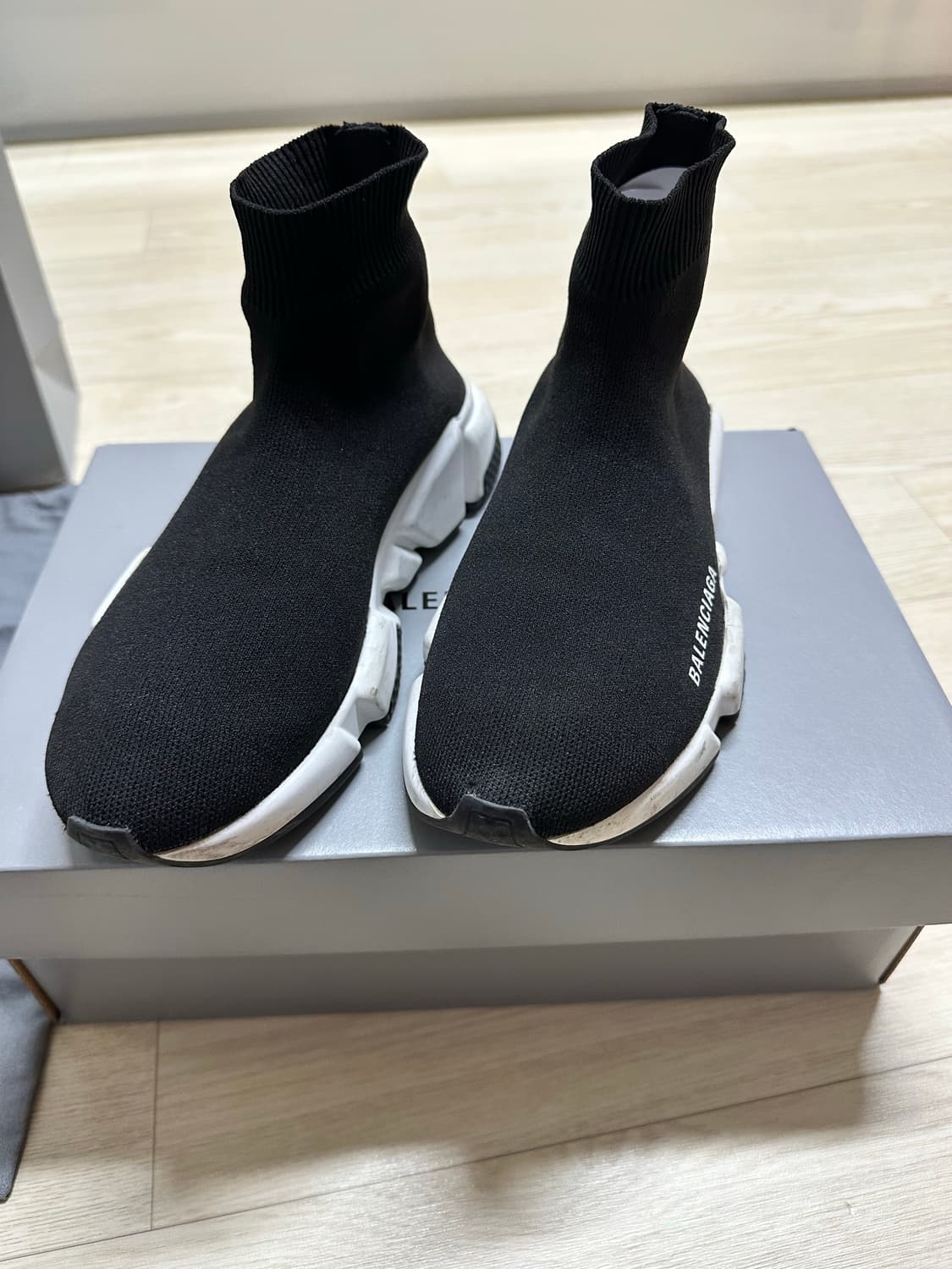 발렌시아가 스피드러너 240 판매 상품이미지5