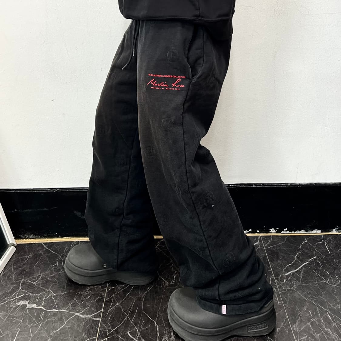 마틴로즈 로고 자카드 프린티드 스웻 팬츠 블랙 상품이미지1