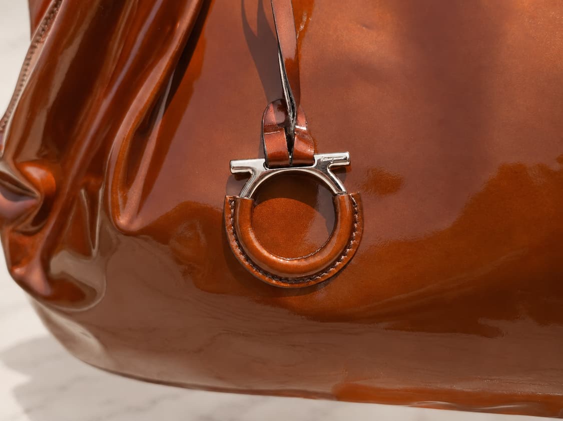 Ferragamo 페라가모 간치니 챰 페이턴트 레더 숄더백 상품이미지3