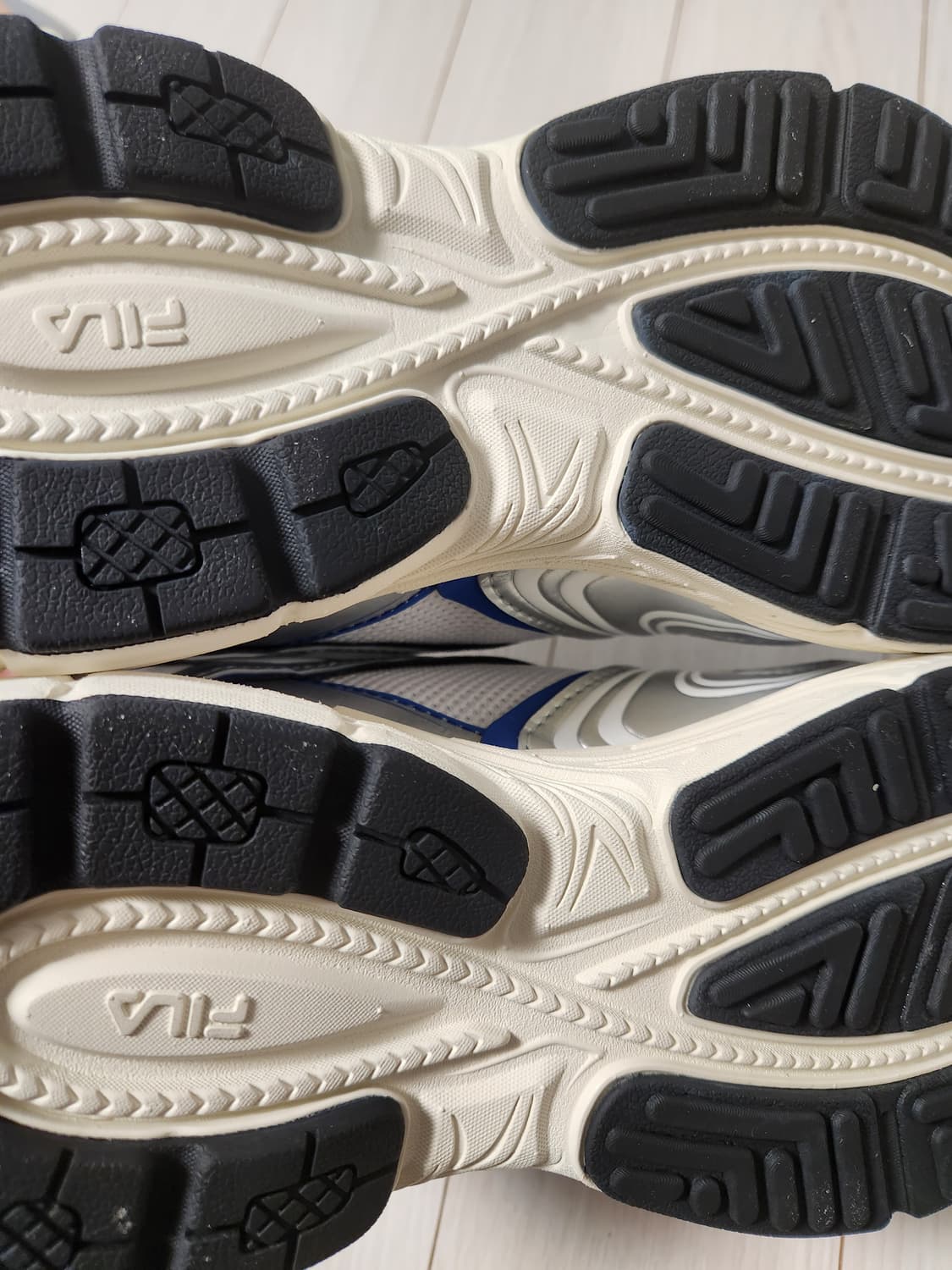 새상품급) 휠라 운동화 인터런 러닝화 사이즈245

러닝화/남녀공용/로우 상품이미지8